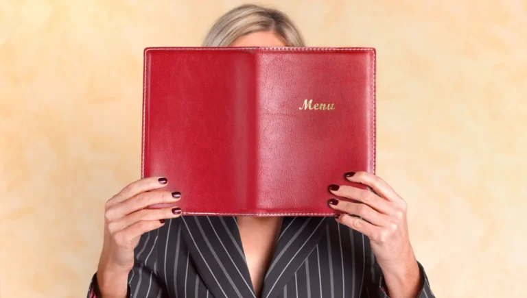 Dilemme du restaurant de Feynman : vaut-il mieux prendre son plat préféré ou explorer le reste de la carte ?