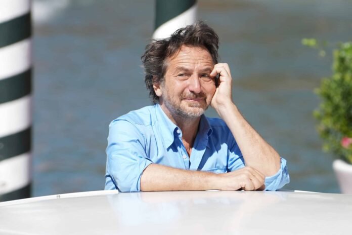 Édouard Baer : comme pour Patrick Bruel, un collectif se réunit devant le théâtre où se produit le comédien pour dénoncer
