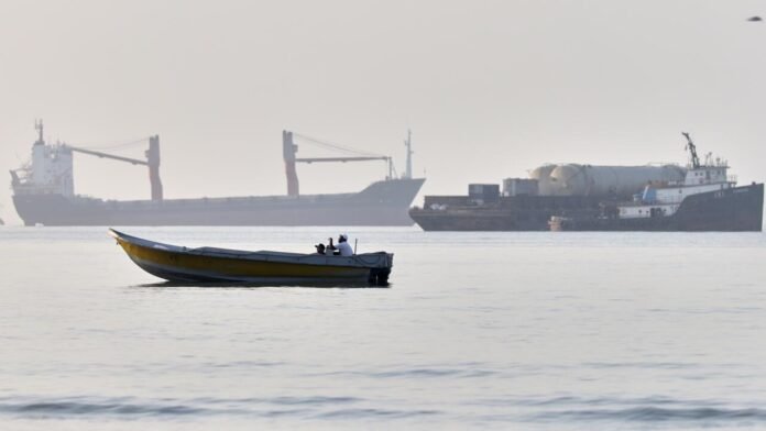 En direct : l'Iran annonce fermer le détroit d'Ormuz à tout type de navire, Washington dément