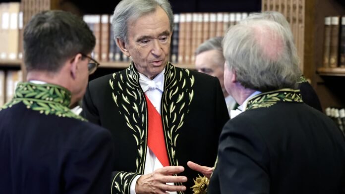 Il sera nommé "Institut Bernard Arnault": le milliardaire français, ancien élève de l'école, fait un don de 50 millions d'euros à Polytechnique pour créer un centre d'excellence mathématique Il sera nommé "Institut Bernard Arnault": le milliardaire français, ancien élève de l'école, fait un don de 50 millions d'euros à Polytechnique pour créer un centre d'excellence mathématique