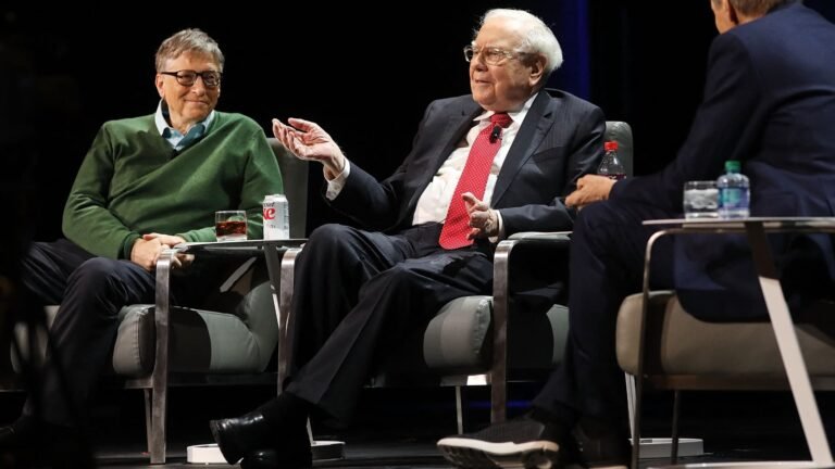 Ils sont amis depuis 35 ans mais il y a de l'eau dans le gaz: pour la 1ere fois en 20 ans, le milliardaire Warren Buffet suspend son énorme donation à la fondation de Bill Gates