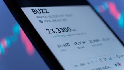 Investir 50 euros par mois dans un ETF pour être millionnaire à la retraite? Beaucoup de jeunes en rêvent mais selon cet expert le calcul n'est pas tout à fait juste