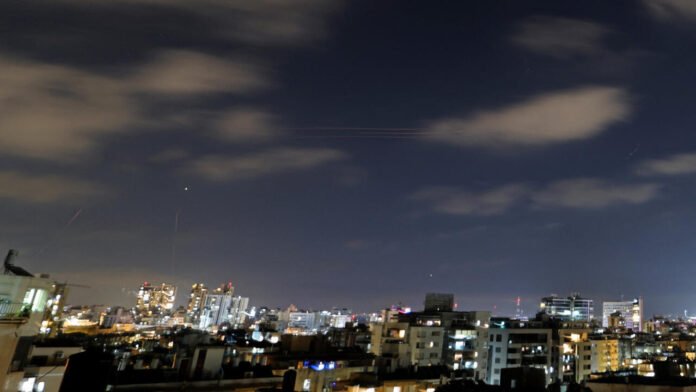 Israël ciblé par des tirs de missiles iraniens, les premiers depuis le cessez-le-feu Israël ciblé par des tirs de missiles iraniens, les premiers depuis le cessez-le-feu