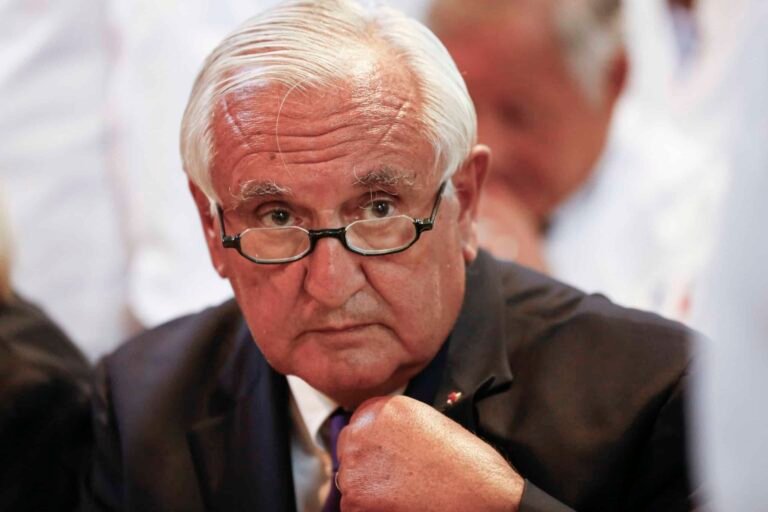 Jean-Pierre Raffarin : son chauffeur percute un scooter en pleine rue à Paris