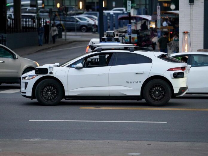 Jusqu’à 45 % des kilomètres parcourus par les robotaxis Waymo se font à vide
