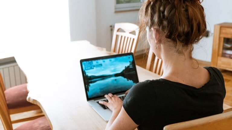 L'IA est-elle responsable de la hausse du chômage des jeunes? Pas du tout selon deux études (dont une de la Fed): c'est plutôt le télétravail qui mettrait les juniors sur le carreau