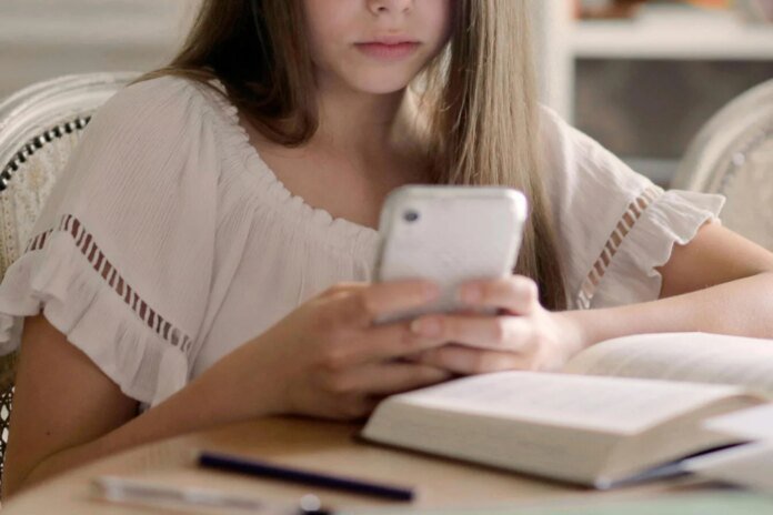 La France va interdire le téléphone portable dans tous les lycées dès la rentrée 2026