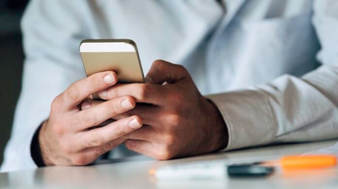 La Médiatrice de l'UE demande à la Commission européenne de conserver désormais les SMS envoyés par les chefs d'État et de gouvernement