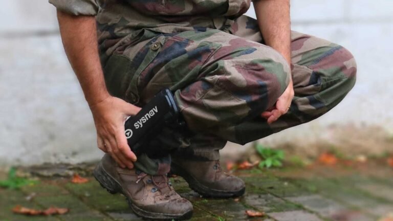 La guerre en Ukraine rappelle que "le signal GPS est facile à perturber": cette entreprise normande a développé un capteur à accrocher à la cheville pour localiser quelqu'un sans recourir aux satellites