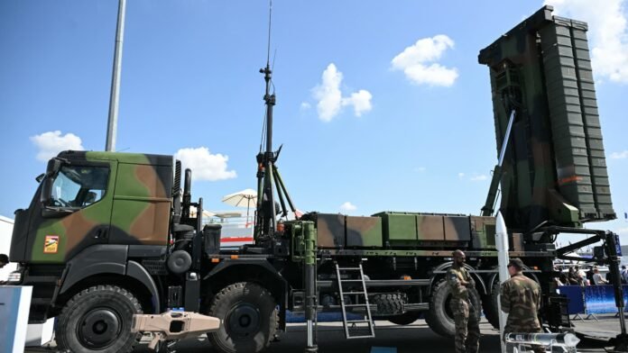 La livraison du Patriot américain aura 4 à 5 ans de retard: la Suisse négocie avec trois pays, dont la France, pour acquérir en plus un autre système de défense sol-air de longue portée