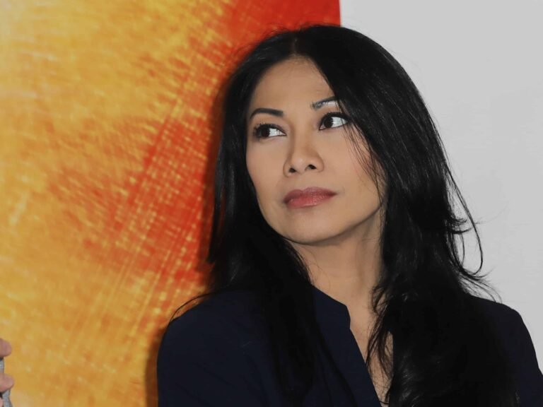 La malédiction d’Anggun avec les papes