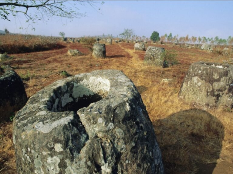 La mystérieuse Plaine des Jarres du Laos au cœur d’un rituel funéraire complexe