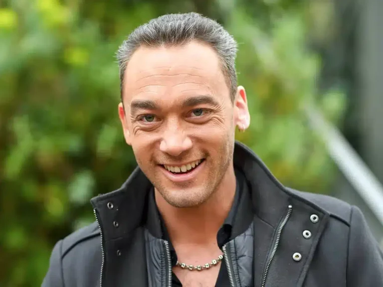 Laeticia Hallyday : son ennemi juré, Jean-Baptiste Guégan, qu’elle avait qualifié d’"usurpateur", rejoint Laura Smet sur le biopic de Johnny