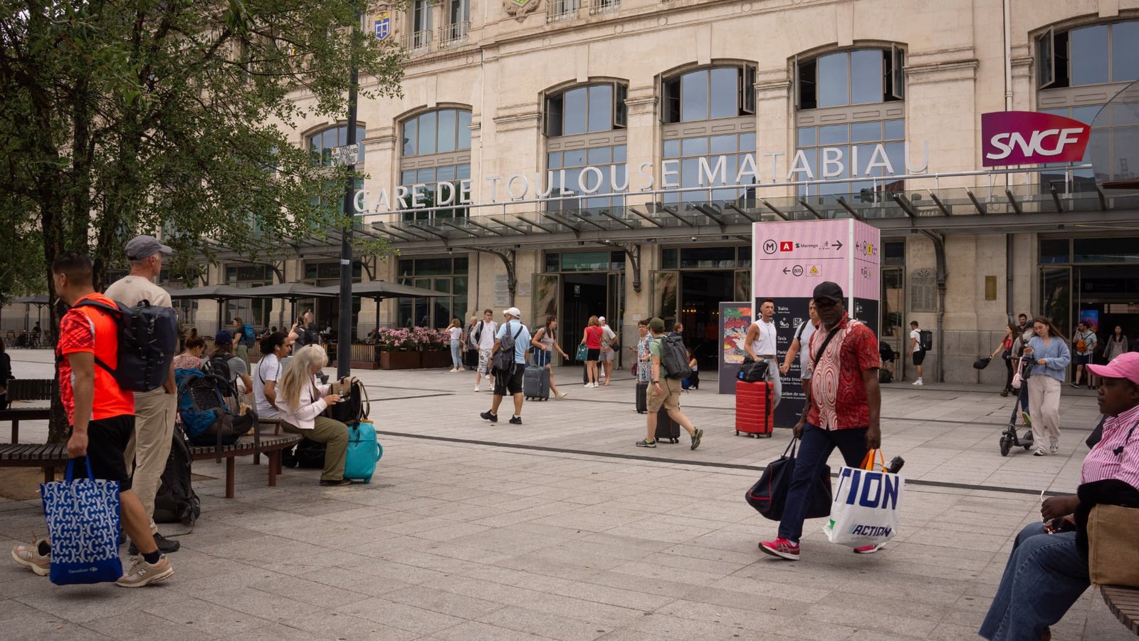 Le trafic SNCF interrompu au départ et à l'arrivée de Toulouse-Matabiau à cause d'un train arrêté en pleine voie