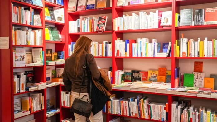 Les Français ont acheté 10 millions de livres en moins en à peine 2 ans: face à cette crise sans précédent, des librairies jouent leur survie en proposant du café