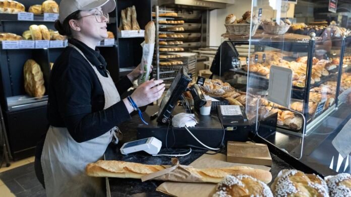 Loi sur le travail le 1er-Mai : "Un scandale" et "une brèche ouverte" dans le droit du travail, alertent les syndicats