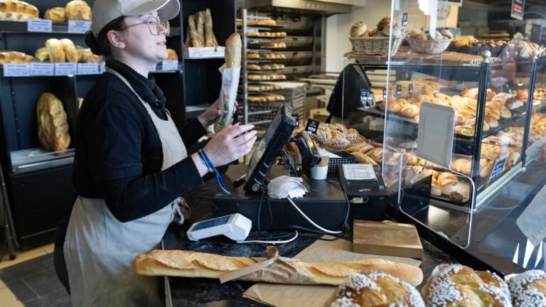 Loi sur le travail le 1er-Mai : "Un scandale" et "une brèche ouverte" dans le droit du travail, alertent les syndicats