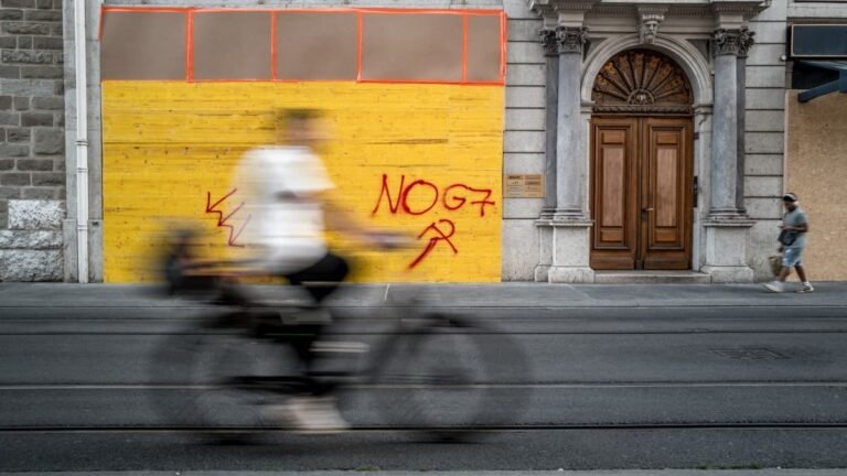 Lutte contre les inégalités salariales et pour une "riposte internationaliste: les "no-G7" manifestent à Genève avant le sommet d'Evian