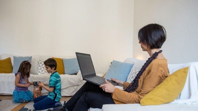 #ONVOUSREPOND. En période de canicule, si l'école de mon enfant est fermée, mon employeur est-il obligé d'adapter mon temps de travail ?