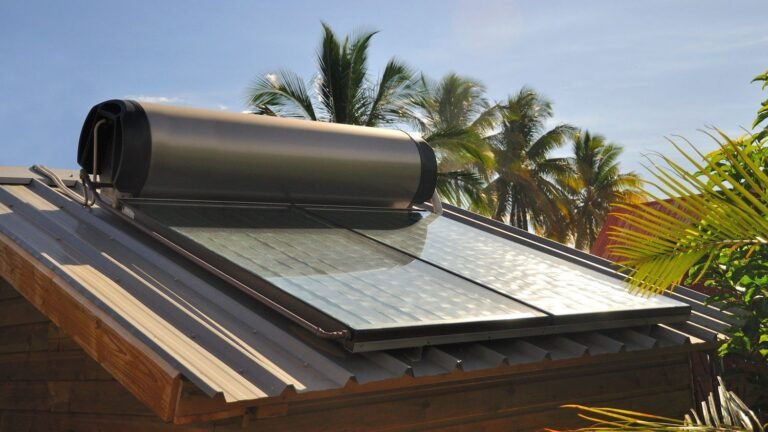 Poêles à bois, chauffe-eau solaire, systèmes de ventilation… Le gouvernement va réduire la liste des travaux éligibles à MaPrimeRénov'