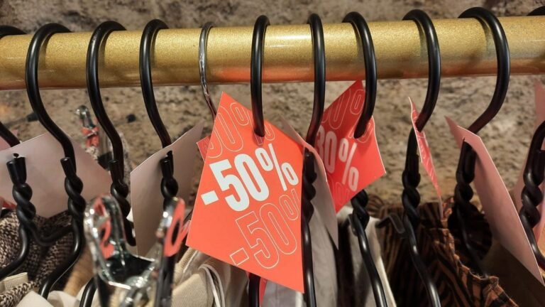 Premier jour des soldes sous la canicule : "Pas idéal pour les centres-villes" mais "très favorables pour les centres commerciaux"