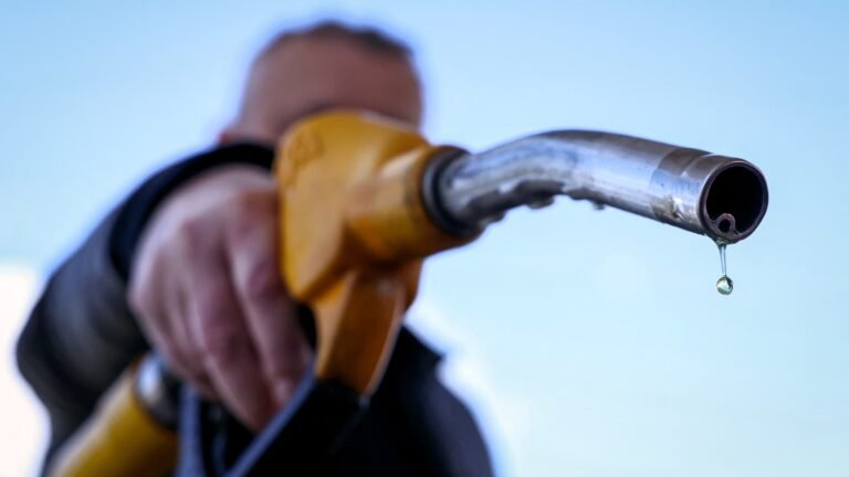 Près de 60 milliards d'euros aujourd'hui mais sans doute beaucoup moins dans quelques années: la Cour des comptes appelle à anticiper la baisse des recettes fiscales sur l'énergie en raison de la transition