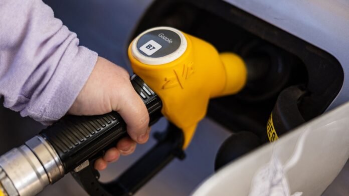 Prix des carburants : le gazole repasse sous la barre des 2 euros le litre en France