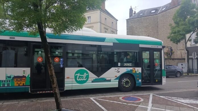 REPORTAGE. "Ça me permet d'aller au travail sans avoir à chercher de place" : ces villes baissent les tarifs des transports en commun et attirent de nouveaux usagers