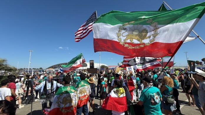 REPORTAGE. "Ce n'était pas qu'un match de foot" : pour la première rencontre de l'Iran à la Coupe du monde 2026, une guerre des drapeaux entre partisans et opposants du régime