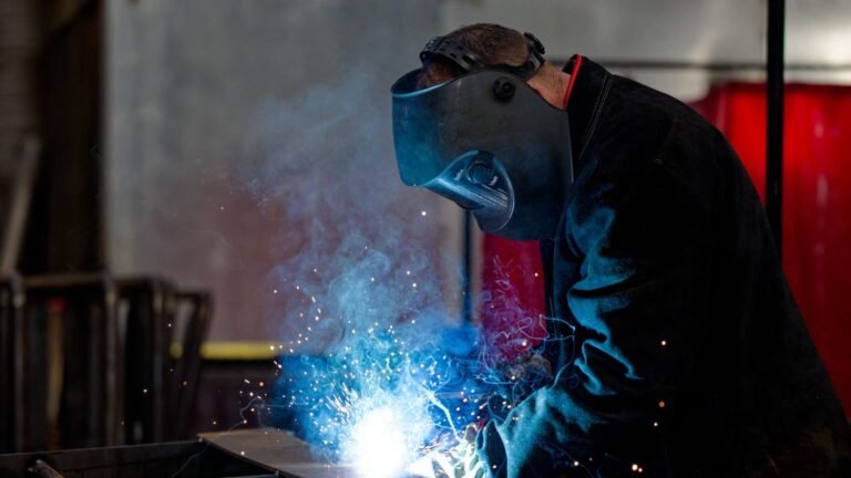 REPORTAGE. "On essaie de trouver la faille de son job actuel" : comment les recruteurs dénichent les ouvriers qualifiés les plus convoités