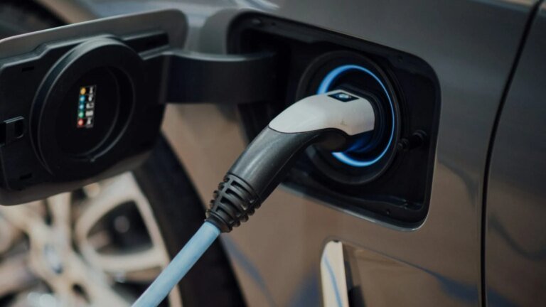 Recharge des voitures électriques : une association française dénonce une « loterie tarifaire »