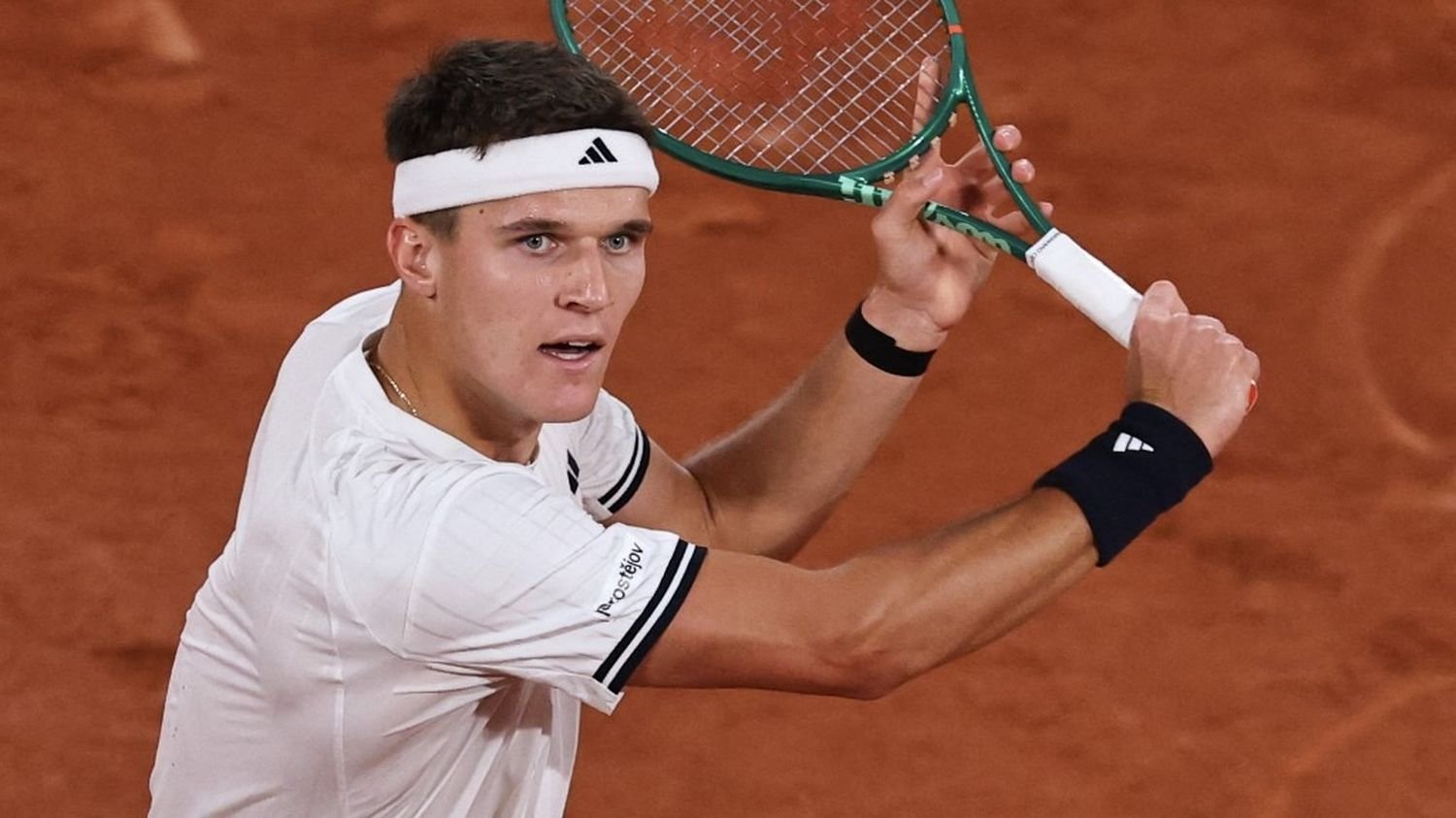 Roland-Garros 2026 : Jakub Mensik remporte le choc de la nouvelle génération face à Joao Fonseca et rejoint Alexander Zverev en demies