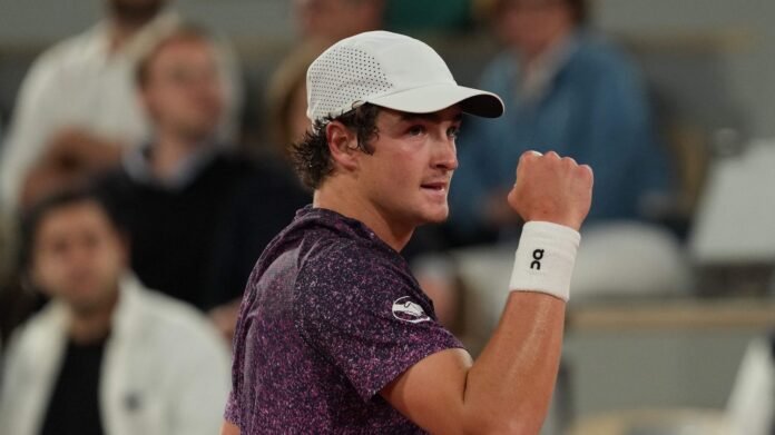 Roland-Garros 2026 : le prodige brésilien Joao Fonseca impressionne à nouveau et file en quarts en domptant le Norvégien Casper Ruud Roland-Garros 2026 : le prodige brésilien Joao Fonseca impressionne à nouveau et file en quarts en domptant le Norvégien Casper Ruud