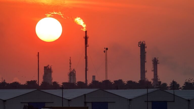 Ses exportations via Ormuz sont passées de 93 millions de barils par mois à 10 millions à cause du conflit au Moyen-Orient: l'Irak pense pouvoir retrouver sa production de pétrole d'avant-guerre "d'ici un à deux mois"