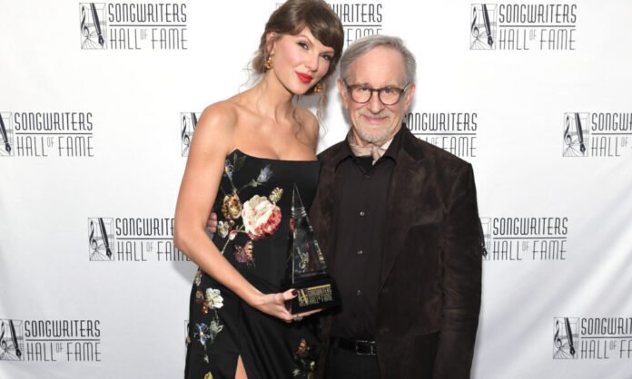 Songwriters Hall of Fame : Steven Spielberg encense Taylor Swift