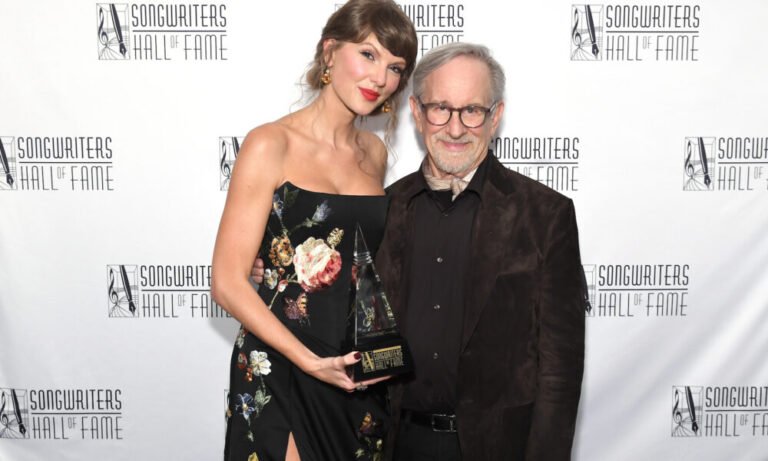 Songwriters Hall of Fame : Steven Spielberg encense Taylor Swift