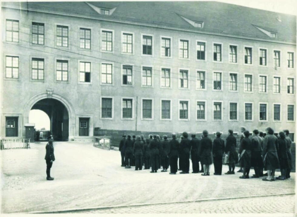 Cette image de propagande nazie montre des travailleurs forcés devant la prison de Munich-Stadelheim.