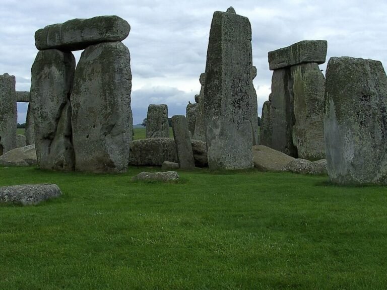 Stonehenge : la pierre d’autel a-t-elle été transportée par un glacier ?