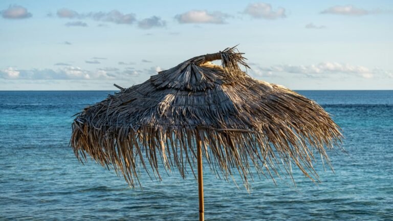 Sur cette plage italienne, impossible de planter un parasol si vous avez entre 10 et 65 ans