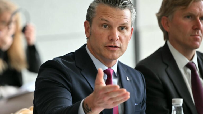 Sur les plages du Débarquement, Pete Hegseth évoque une "invasion" d'immigrés