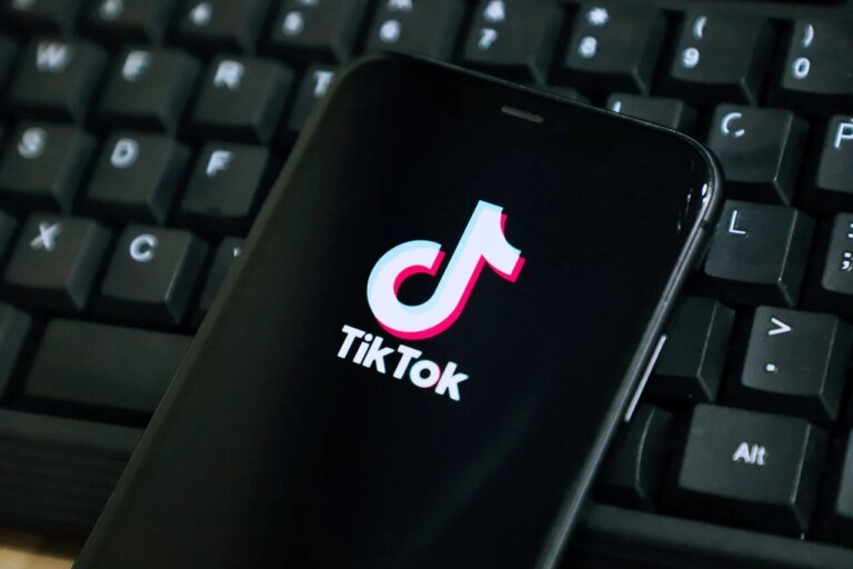 TikTok accélère sa mue en super-app : shopping, hôtels, fintech et Coupe du monde dans un seul écran