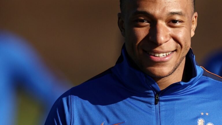 VIDEO. "Il le voyait vraiment comme une sorte de trésor national qu'il ne voulait pas perdre" : comment Emmanuel Macron a œuvré pour persuader Kylian Mbappé de prolonger au PSG