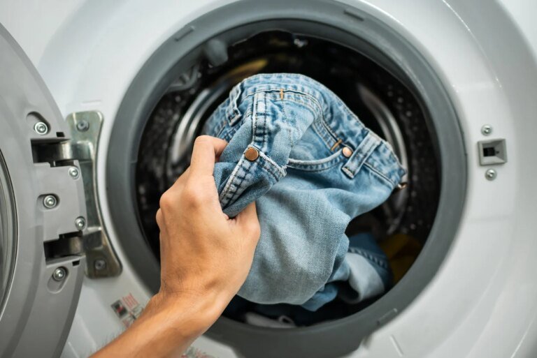 Vêtements : 4 erreurs de lavage qui favorisent l'apparition de plaques rouges sur le corps