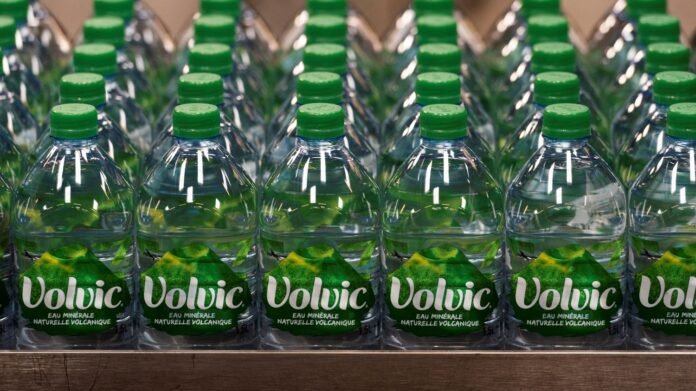 Volvic jugée coupable de "pratiques commerciales trompeuses" avec des bouteilles pas "100% recyclables" Volvic jugée coupable de "pratiques commerciales trompeuses" avec des bouteilles pas "100% recyclables"