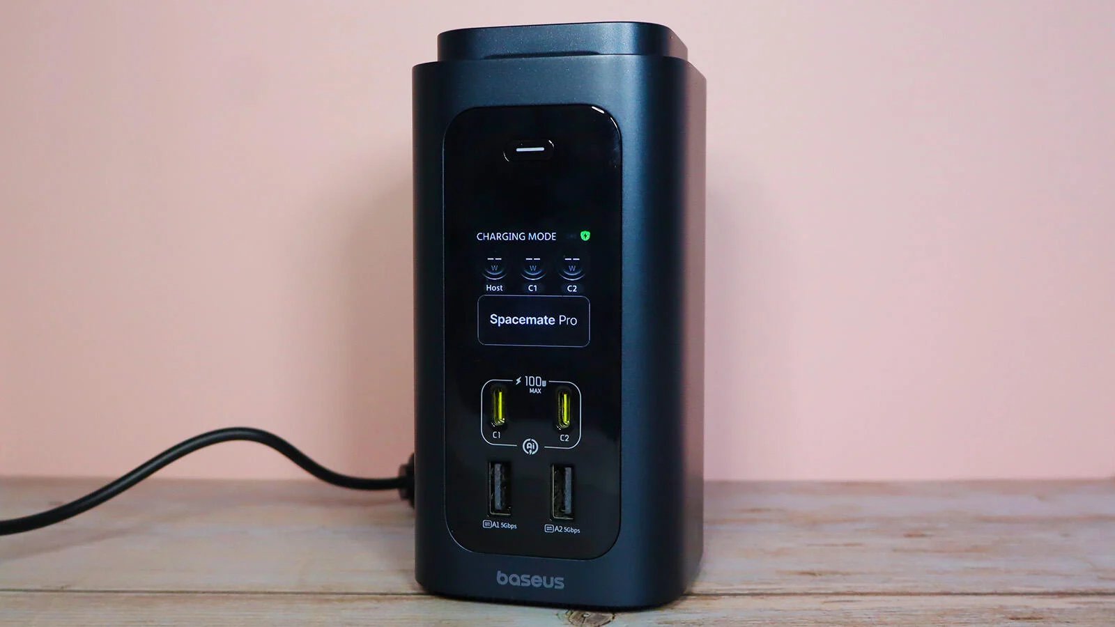 Station d'accueil multi-ports installée sur un bureau de travail ordonné