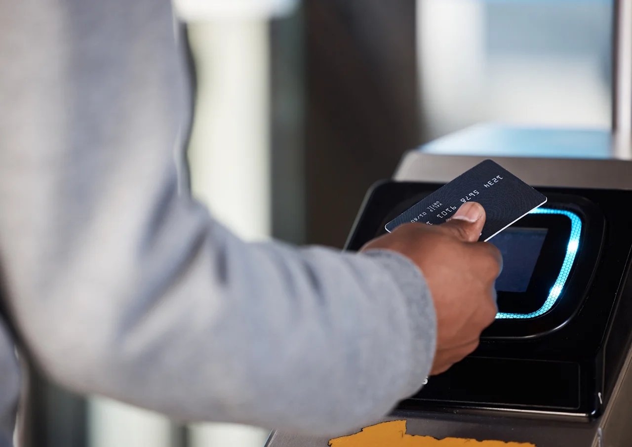 Utilisateur réglant un achat avec sa carte bancaire sans contact
