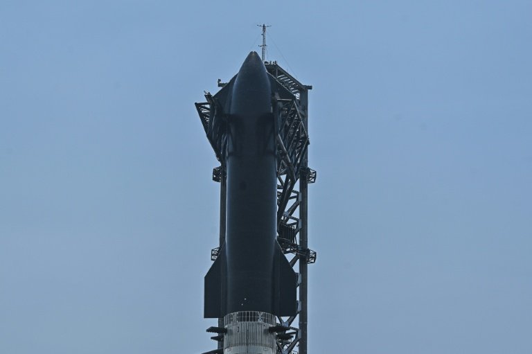 La fusée Starship de SpaceX sur la rampe de lancement avant son quatrième vol d'essai depuis Starbase, à Boca Chica, au Texas, le 5 juin 2024 (AFP/Archives - CHANDAN KHANNA)