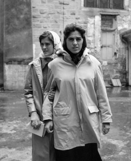Irène Jodar marche avec sa sœur dans une rue de Fréjus (Var), le 8 décembre 1959, au moment où elle a déposé une demande d'autorisation de mariage posthume auprès du ministère de la Justice et indiqué vouloir prendre pour époux son fiancé décédé André Capra, à la date prévue initialement, soit le 9 décembre 1959. | AFP