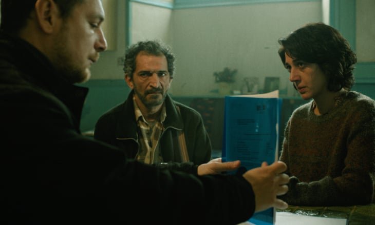 Selma (Zar Amir Ebrahimi) face à l'avocat (Alexis Manenti) et au survivant (Amr Waked): une femme face à deux hommes pour une figure bien plus complexe que le célèbre triangle. | Tandem