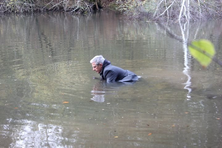 Un acteur jouant le rôle de Robert Boulin se positionne dans l'étang Rompu (Yvelines), le 28 octobre 2019, lors d'une reconstitution organisée par Fabienne Boulin-Burgeat. (CLEMENT PARROT / FRANCEINFO)